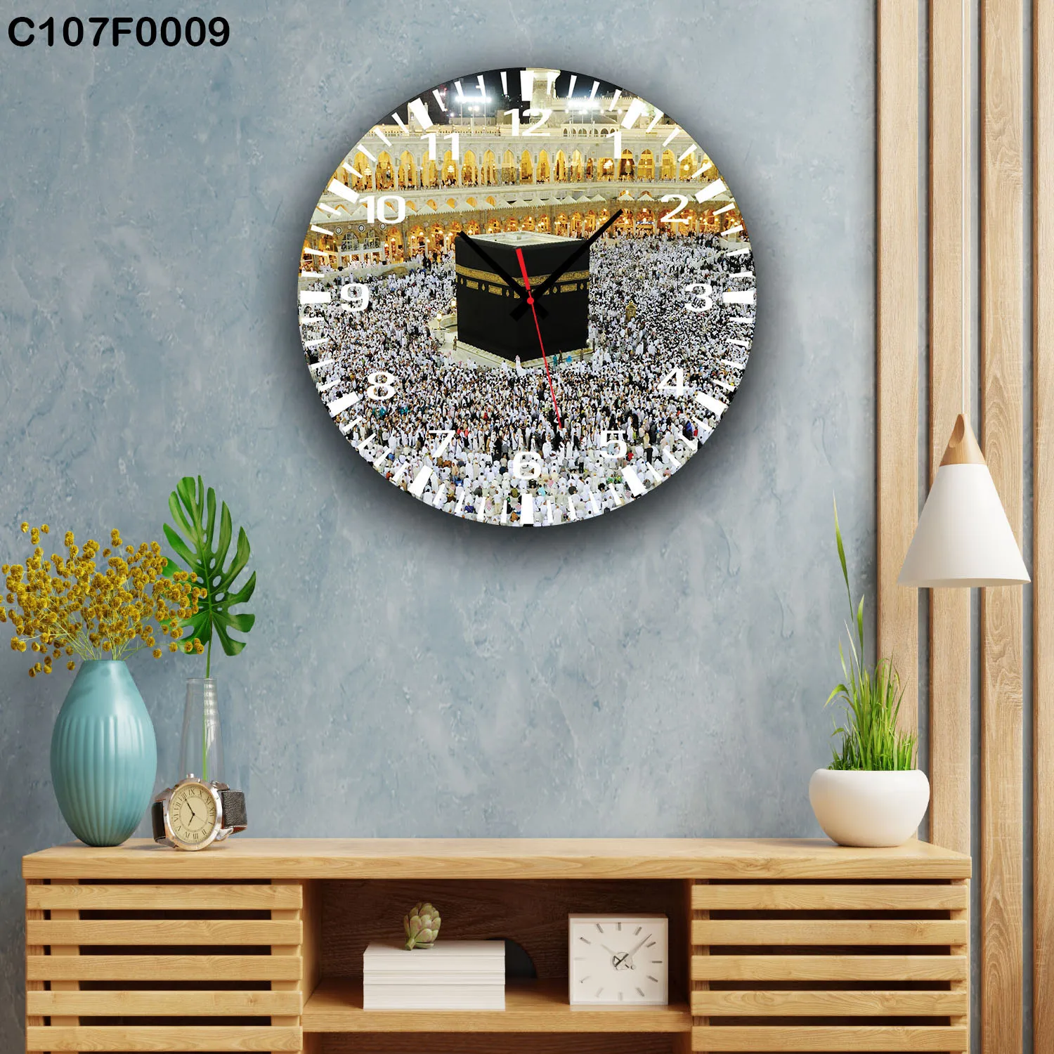 ساعة دائرية الكعبة المشرفة وحشود الحرم المكي