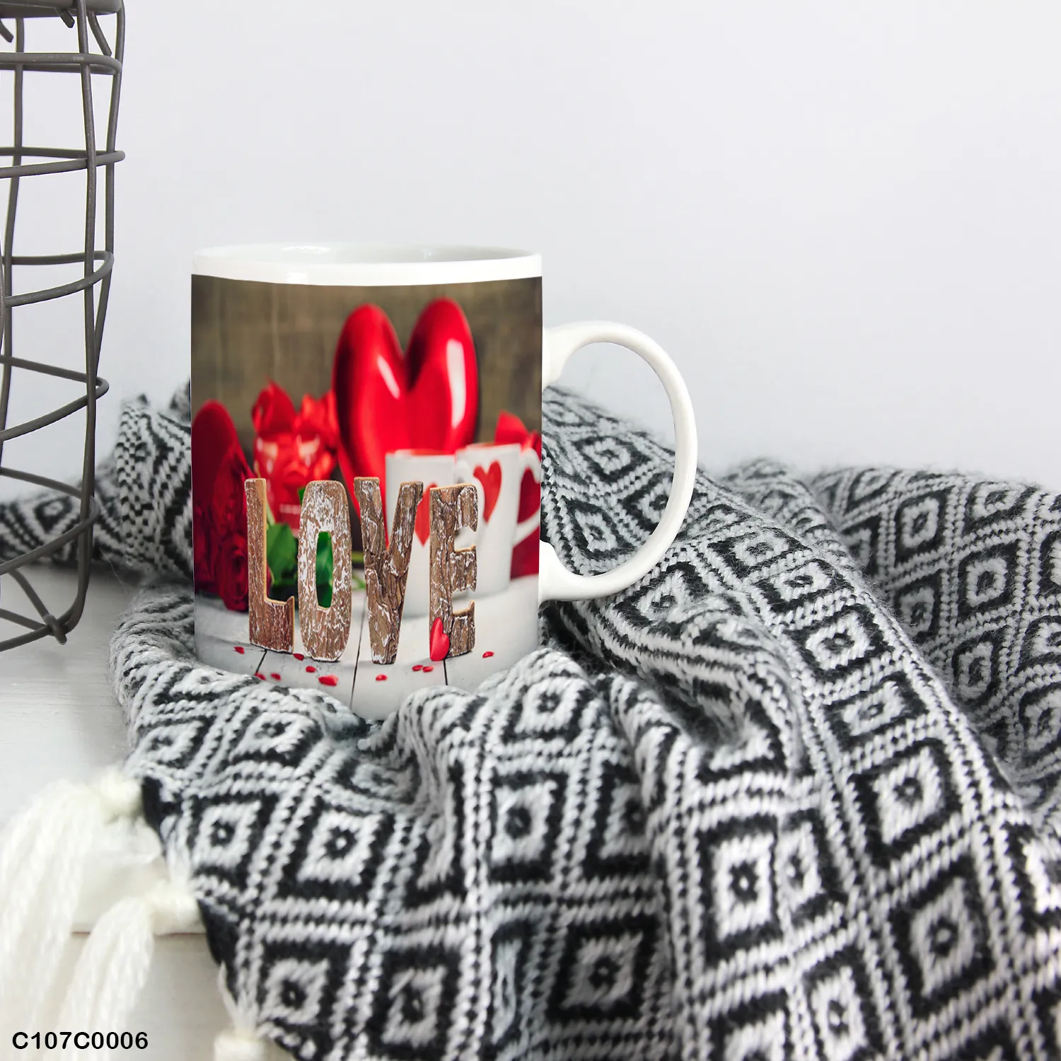 كوب مطبوع كلمة LOVE مع قلوب حمراء