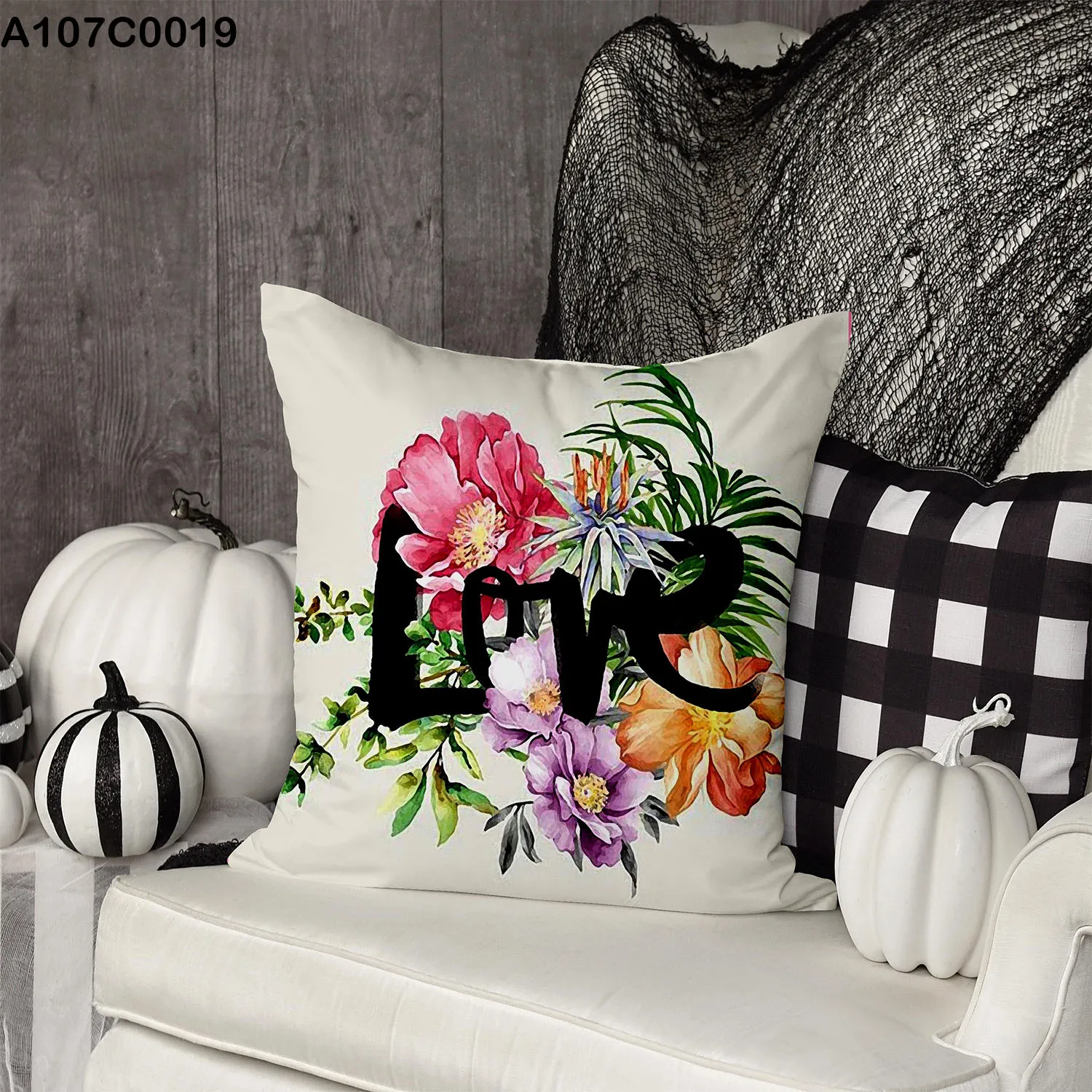 وجه مخدة كلمة Love مع زهور ملونة